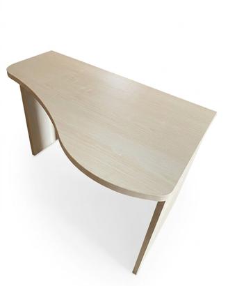 Scrivania ad angolo / sagomata in legno chiaro