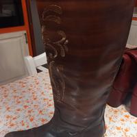 stivali in pelle ricamati 