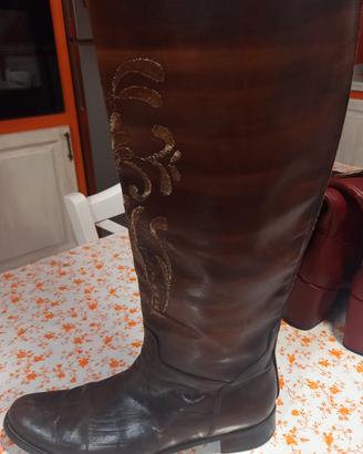 stivali in pelle ricamati 