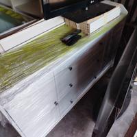 Mobilio di colore bianco 