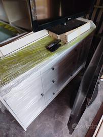 Mobilio di colore bianco 