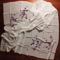 Foulard bianco di seta dipinto a mano