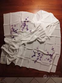 Foulard bianco di seta dipinto a mano