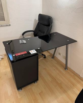 Scrivania e sedia da ufficio
