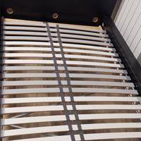 Due letti di  204x109cm con doghe e materassi 