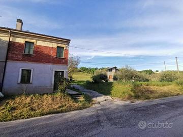 Schiera libera su tre lati con ampio scoperto