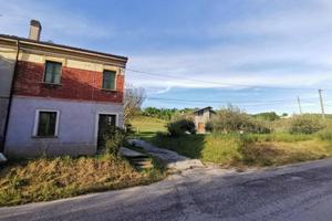 Schiera libera su tre lati con ampio scoperto