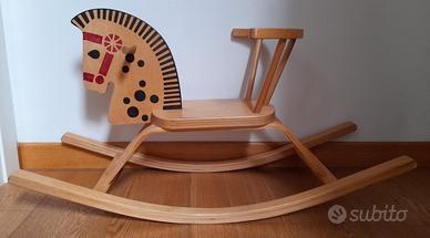 cavallo a dondolo in legno