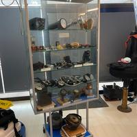 Vetrina in vetro con ruote