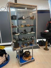 Vetrina in vetro con ruote