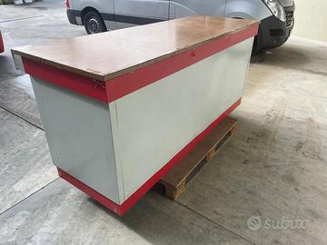 Bancone da lavoro in metallo