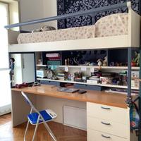 Letto con scrivania.