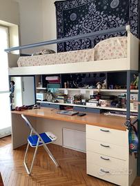 Letto con scrivania.