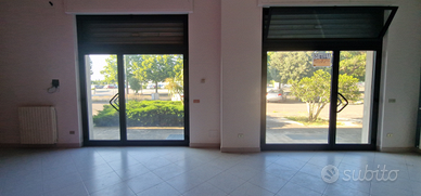 Locale commerciale in viale Cristoforo Colombo 58