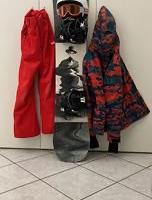 Snowboard con attacchi e abbigliamento