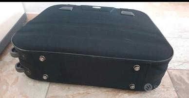 Valigia con due ruote  Claude A.