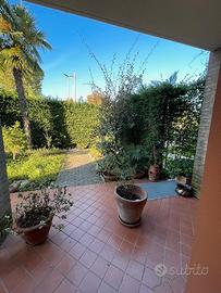 Bifamiliare con giardino e portico padronale