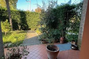 Bifamiliare con giardino e portico padronale