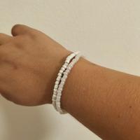 Coppia di bracciali con perline bianche