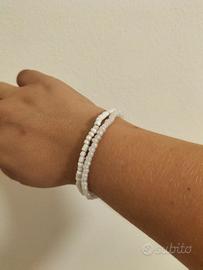 Coppia di bracciali con perline bianche