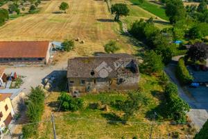 RUSTICO A VEZZANO SUL CROSTOLO