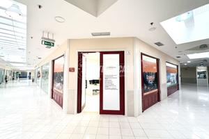 Centro locale commerciale con tre ampie vetrine ne