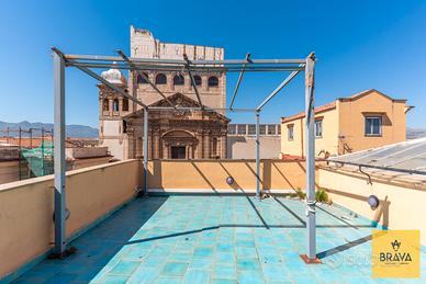 Grande immobile con terrazza in Via Montevergini