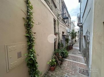 2 LOCALI A SPOLTORE