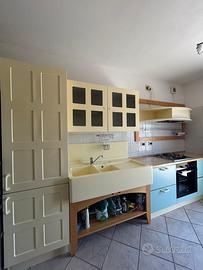 Cucina lineare in stile rustico anche da esterno