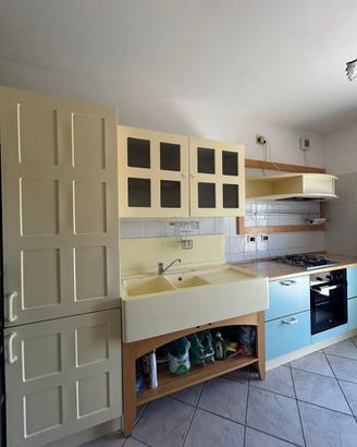 Cucina lineare in stile rustico anche da esterno
