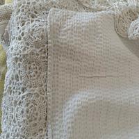 Coperta lavorata in cotone.