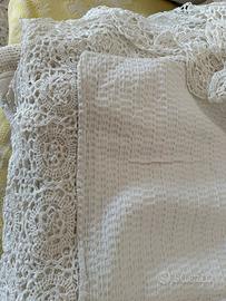 Coperta lavorata in cotone.