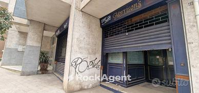 LOCALE IN ZONA CENTRALE CON DOPPIA VETRINA - FRONT