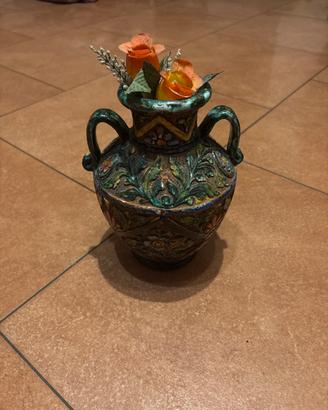 vaso fatto a mano in maiolica