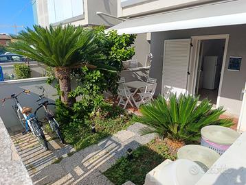 Prima fila mare piano terra con giardino