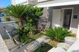 Prima fila mare piano terra con giardino