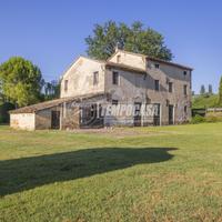 Casale con accessori e corte