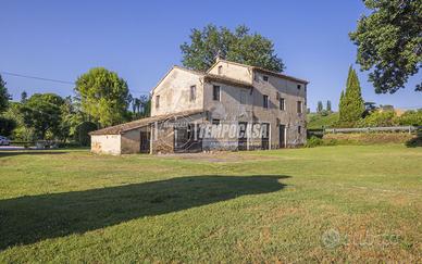 Casale con accessori e corte