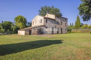 Casale con accessori e corte