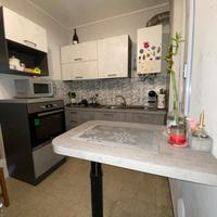 Cucina con elettrodomestici