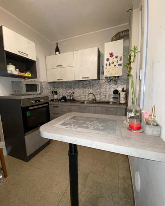 Cucina con elettrodomestici