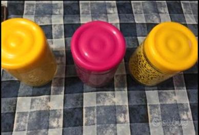 Tris barattoli colorati