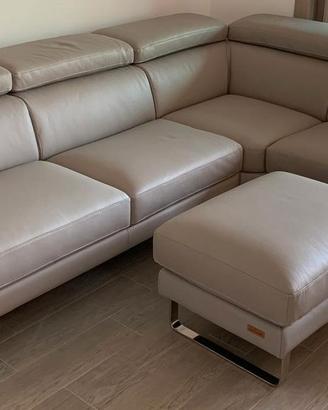 Divano angolare pelle con pouf - poltronesofà