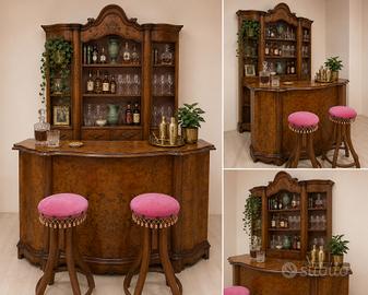 Mobile bar con bancone e sgabelli