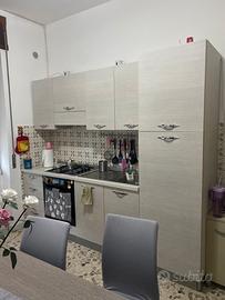 cucina con tavolo e sedie