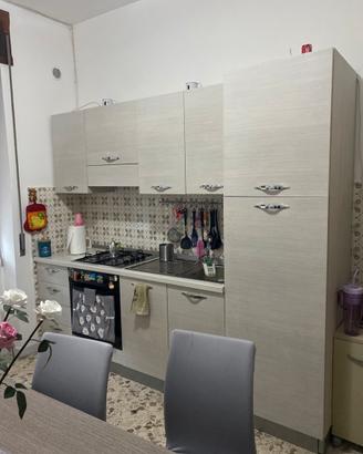 cucina con tavolo e sedie