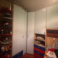 Cameretta con armadio angolare e pensili