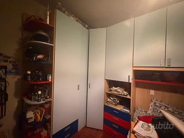 Cameretta con armadio angolare e pensili