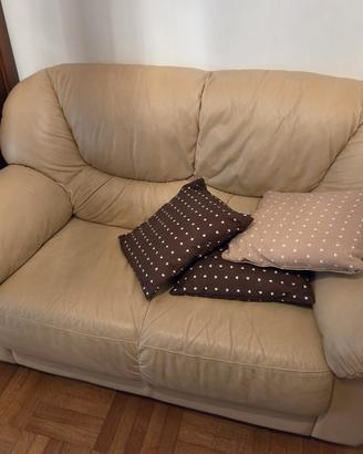 divano in pelle beige
