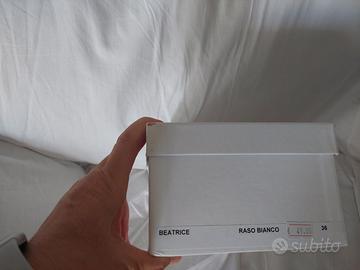 Pantofole da sposa di raso bianco con piume